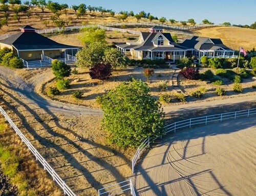 Tour de Rouge-A French Inspired Modern Farmhouse! Brand New Pool/Spa!