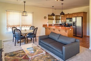 Smart TV, fireplace, DVD player - Tour de Rouge-A French Inspired Modern Farmhouse! Brand New Pool/Spa! (Paso Robles)