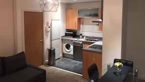 City Double Room | In-room dining - Stylish Chester Apartment (Chester)