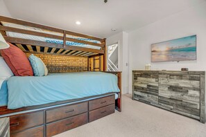 3 bedrooms, desk, iron/ironing board, free WiFi - Most convenient location in DV! Shuttle to lifts or Main St in 3 minutes! (Deer Valley)