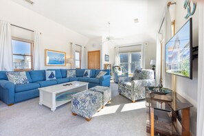Smart TV, DVD player, books - Oceanview Dog Friendly Home in Frisco with Hot Tub, Grill, and Smart TVs (Frisco)