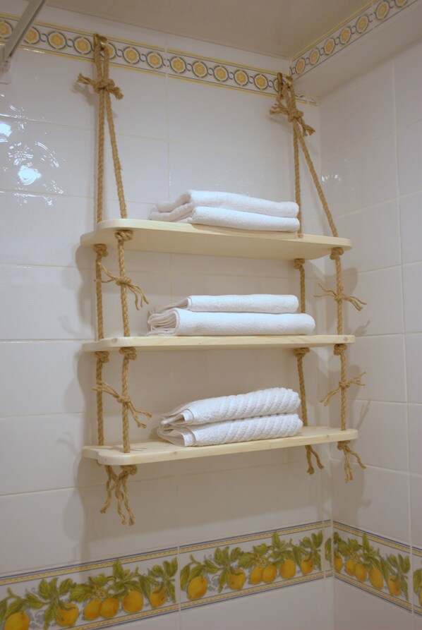 Perhestudiosviitti | Kylpyhuone | Suihku, ilmaiset hygieniatuotteet, hiustenkuivaaja, bidee