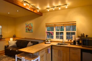 Fridge, microwave, oven, stovetop - Bucking Mule Studio: Downtown Durango (Durango)