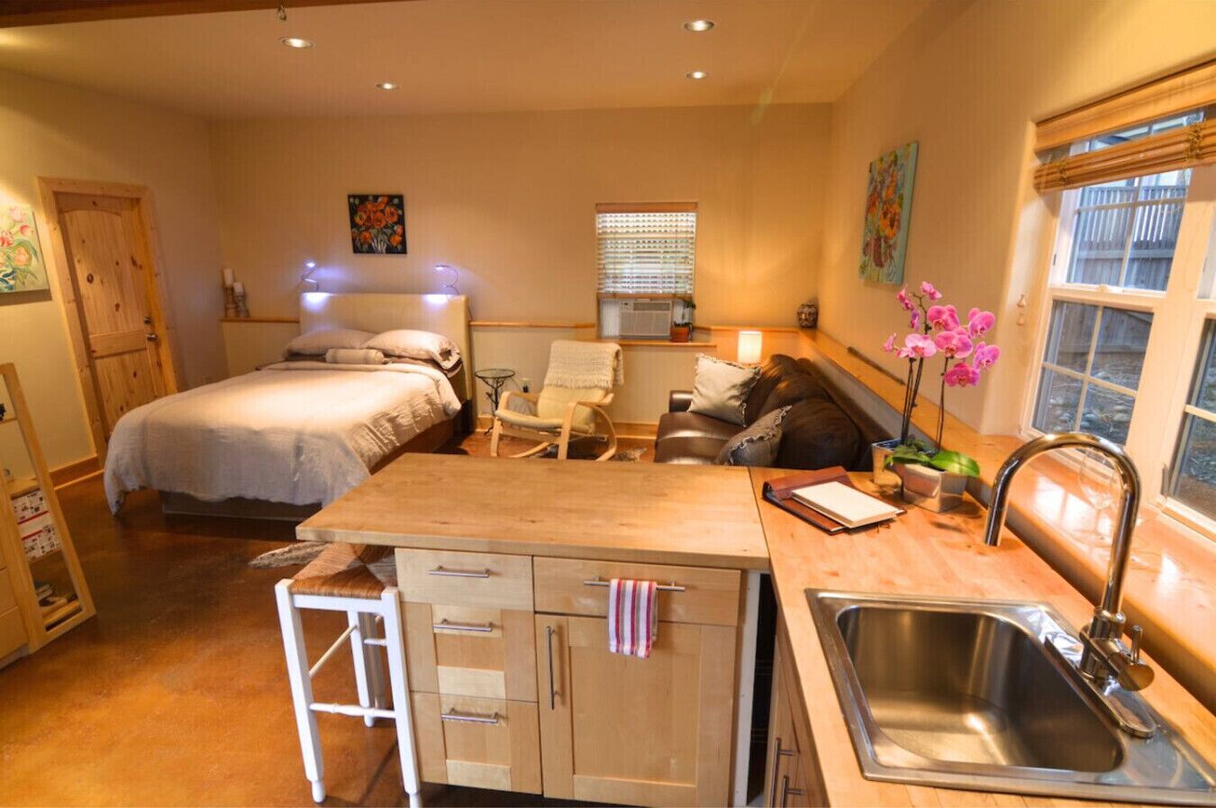 1 habitación, escritorio, tabla de planchar con plancha y cuna de viaje 