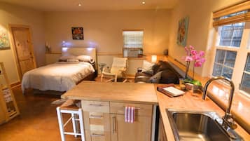 1 habitación, escritorio, tabla de planchar con plancha y cuna de viaje