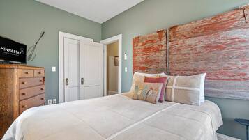 2 bedrooms, iron/ironing board, free WiFi, bed sheets