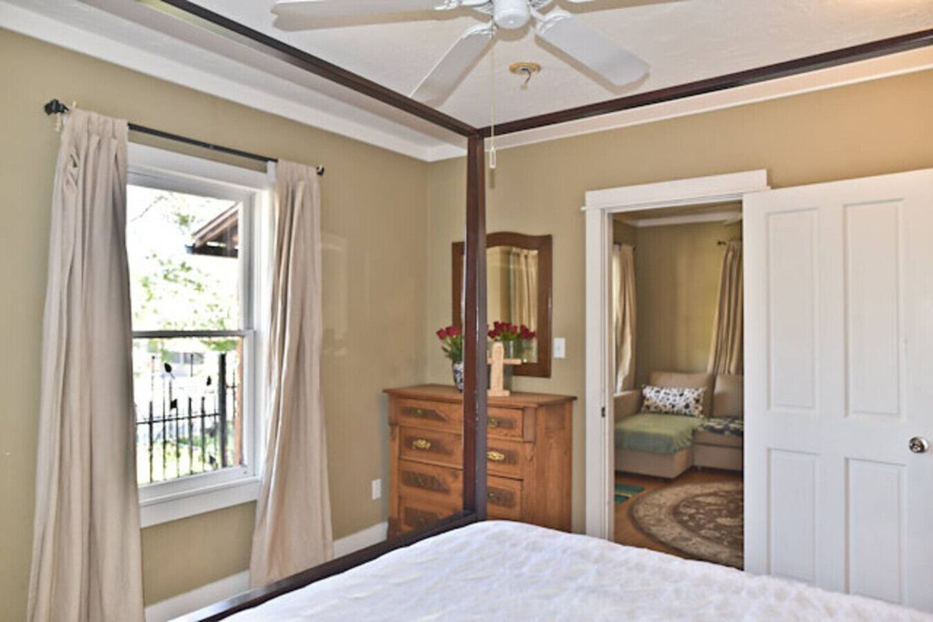 2 habitaciones, escritorio y tabla de planchar con plancha 