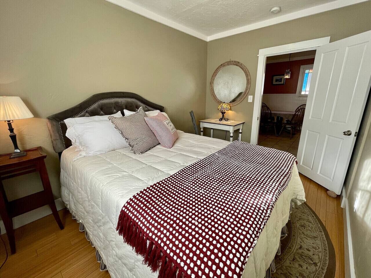 2 室のベッドルーム、デスク、アイロン / アイロン台、旅行用ベビーベッド