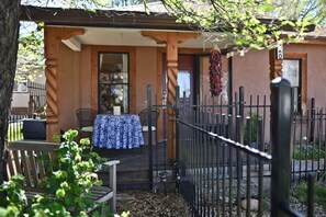Outdoor dining - Saint Francis House: Downtown Durango (Durango)