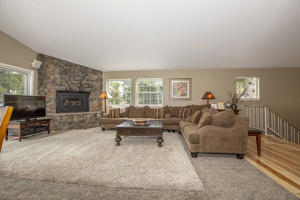 TV, fireplace