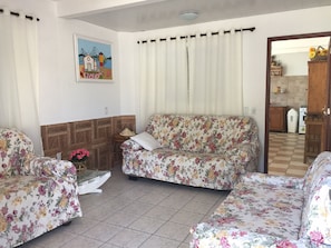 Casa conforto, 4 quartos, suíte, vista para o pátio | Sala de estar | TV de tela plana