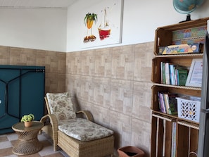 Casa conforto, 4 quartos, suíte, vista para o pátio | Área de estar | TV de tela plana