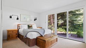 3 bedrooms, iron/ironing board, WiFi (free), bed sheets