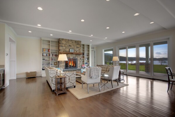 Flat-screen TV, fireplace, video games, DVD player - Incredible and Elegant Waterfront Estate-Truly One of a Kind! - (Seascapes) (Friday Harbor)