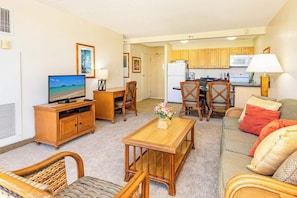 TV, offices - Resort condo w/ lanai & pool access (Honolulu)