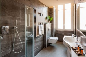 Superior-Doppel- oder -Zweibettzimmer | Badezimmer | Kostenlose Toilettenartikel, Bidet, Handtücher