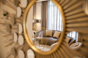 Lobby-lounge