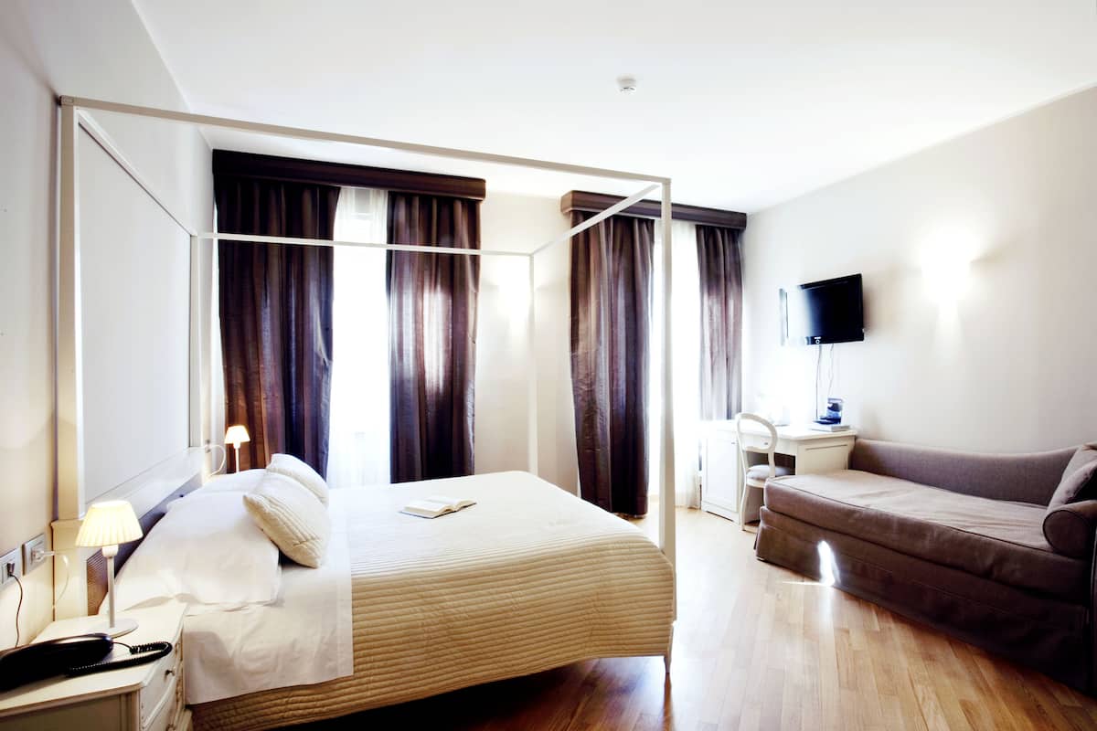 Comfort Triple Room | Bar mini, peti besi dalam bilik, kalis bunyi, Wi-fi percuma