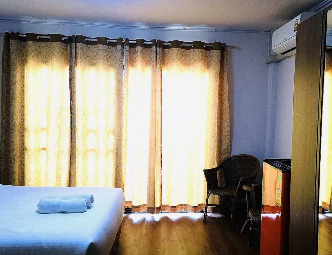 Minibar, wifi gratis y ropa de cama 