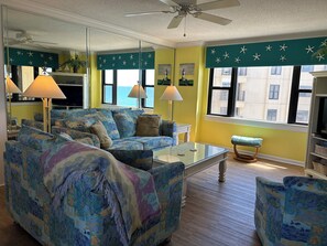 テレビ、書庫、ステレオ