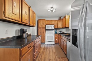 Refrigerador, microondas, horno y parrilla de estufa 