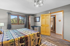 5 bedrooms, iron/ironing board, WiFi, bed sheets
