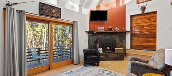 Près du lac Pactola et situé au centre des attractions! Nouvelles mises à jour!