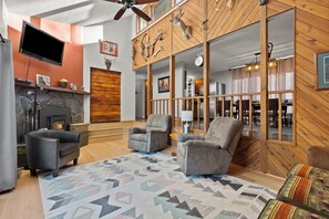 Smart TV, chimenea, reproductor de DVD y videoteca 