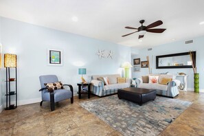 Smart-TV, DVD-spiller og bøker