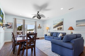 Smart-TV, DVD-spiller og bøker