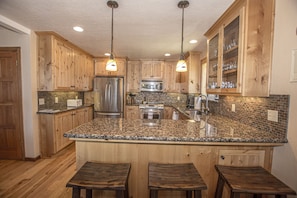 Jääkaappi, mikroaaltouuni, uuni, liesi