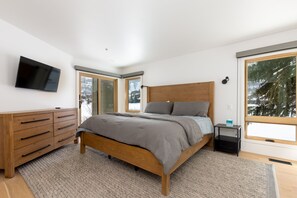 5 bedrooms, iron/ironing board, free WiFi, bed sheets