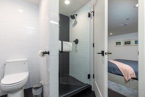 Douche, articles de toilette gratuits, sèche-cheveux