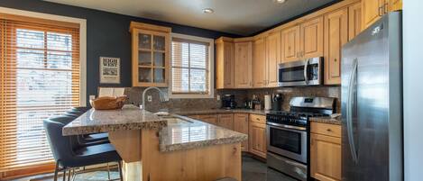 Kylskåp, mikrovågsugn, ugn och spishäll