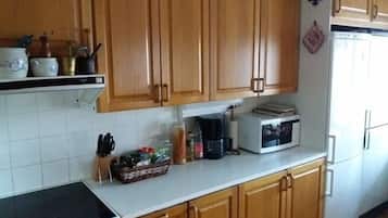 Appartement, 2 chambres, sauna | Cuisine privée | Grand réfrigérateur, micro-ondes, four, plaque de cuisson