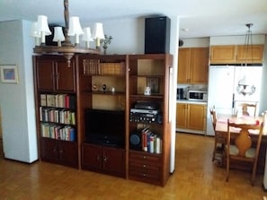 Appartamento, 2 camere da letto, sauna | Soggiorno | TV a schermo piatto 32 pollici con canali via cavo, TV