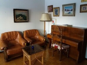 Appartamento, 2 camere da letto, sauna | Soggiorno | TV a schermo piatto 32 pollici con canali via cavo, TV