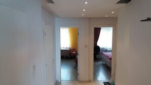 Leilighet, 2 soverom, sjøutsikt | Oppholdsområde