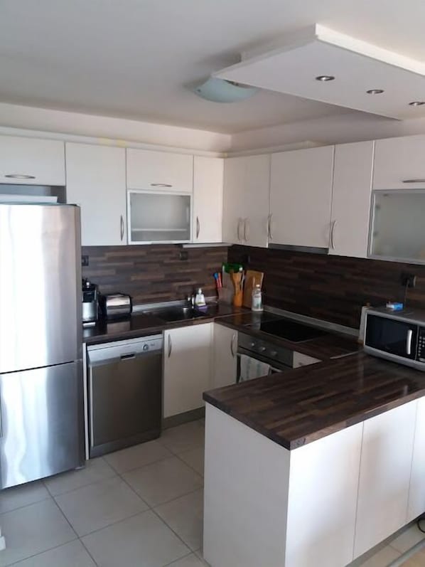 Departamento, 2 habitaciones, vista al mar | Cocineta privada | Refrigerador, microondas, horno y parrilla de estufa 