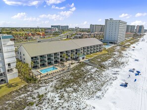A hotel with a pool, multiple balconies, and a beach view. - 214- Adventure to WHITE SANDS and sparkling waters! Destin Beach Club (Destin)