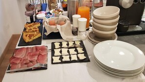 Un bufé de desayuno con diversas opciones de comida y salsas.