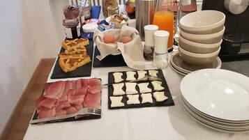 Un buffet de petit-déjeuner proposant une variété d'aliments et d'accompagnements.