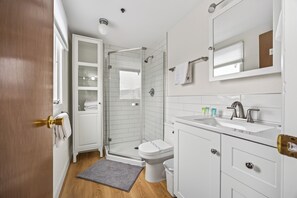 Tina con regadera, amenidades de baño gratuitas, secadora de cabello 