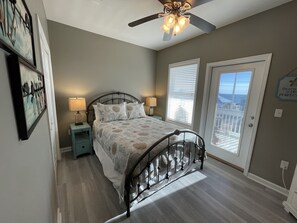 4 bedrooms, iron/ironing board, free WiFi, bed sheets - "Shore Enough" This beautiful home has room for everyone! (St Joe Beach)