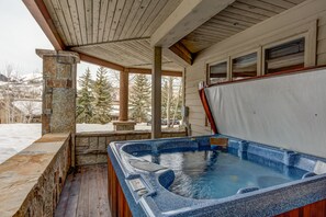 Outdoor spa tub - Epic Mountain Views! Lot of space and a quick walk to the lifts! Private Hot Tub (Deer Valley)
