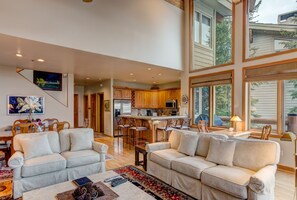 TV, fireplace, DVD player, music library - Epic Mountain Views! Lot of space and a quick walk to the lifts! Private Hot Tub (Deer Valley)