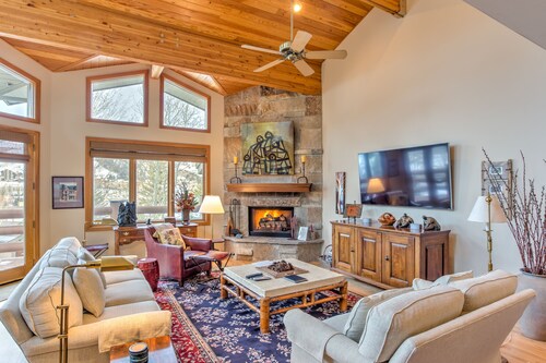 Epic Mountain Views! Lot of space and a quick walk to the lifts! Private Hot Tub
