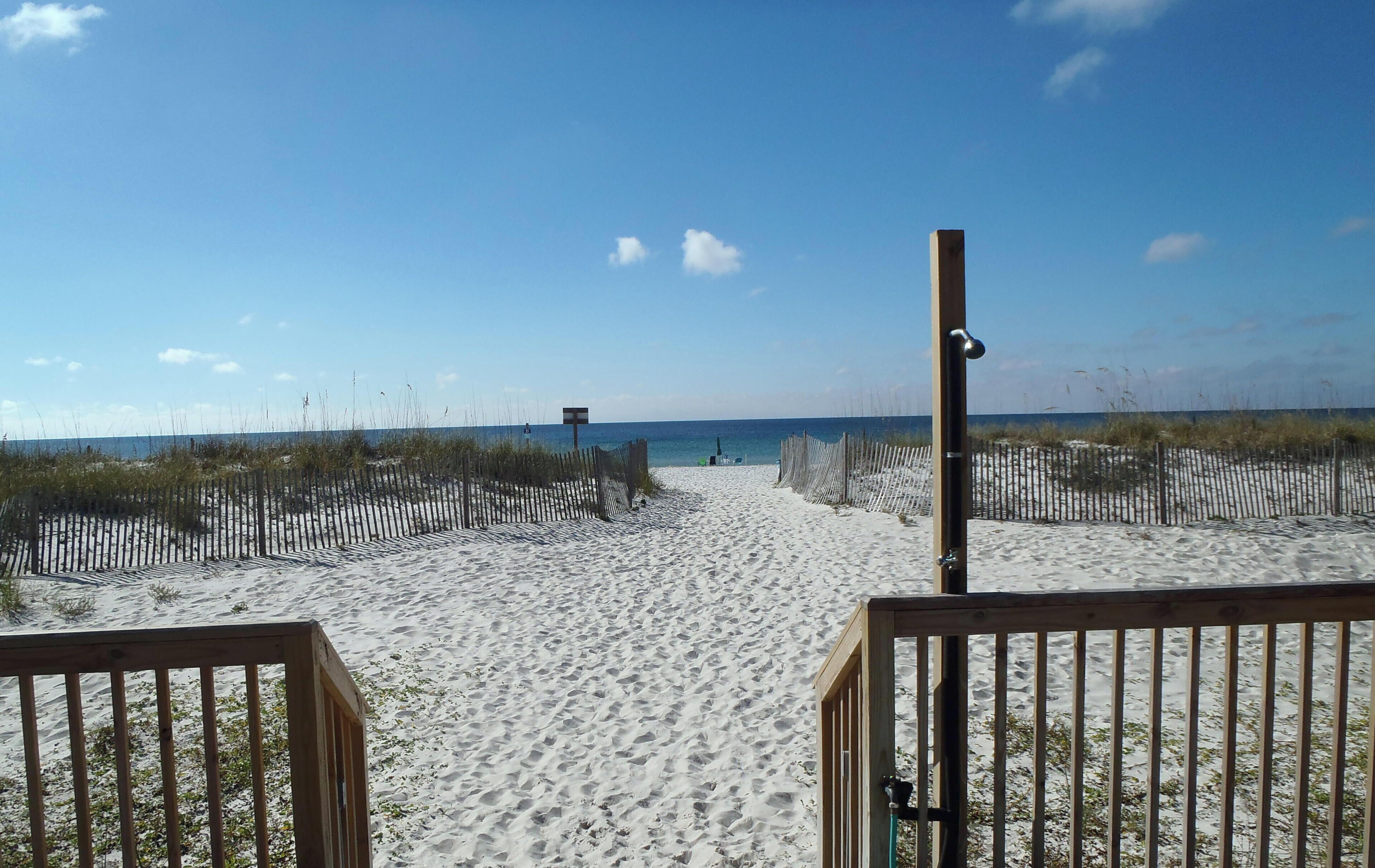 Plage, chaises longues, serviettes de plage
