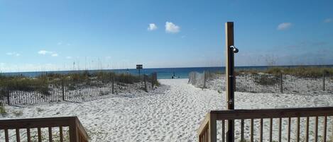 Plage, chaises longues, serviettes de plage