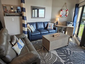 Een smart-tv, een open haard, een dvd-speler en boeken